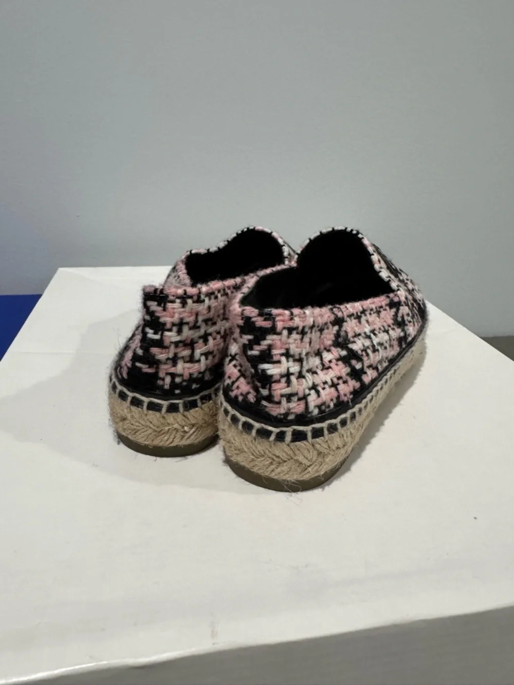 $780 Chanel
Chanel Black/Pink Tweed And Leather CC Cap
Toe Flats size 35 - Picture 7 of 11